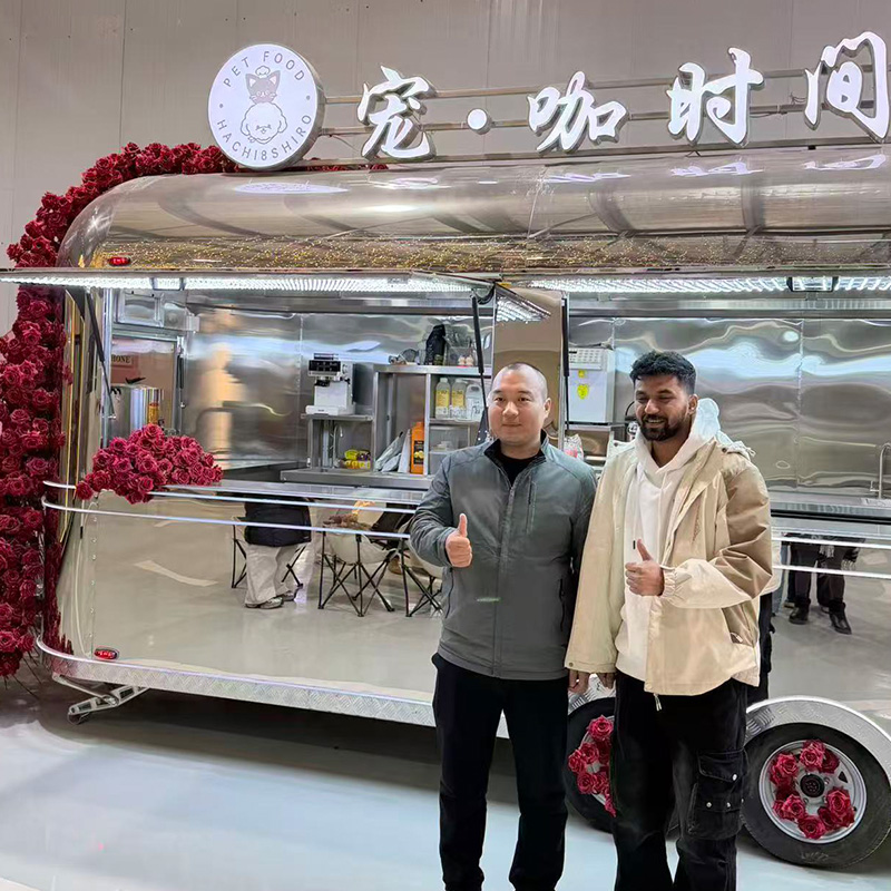 Customers from the Middle East are visiting the factory